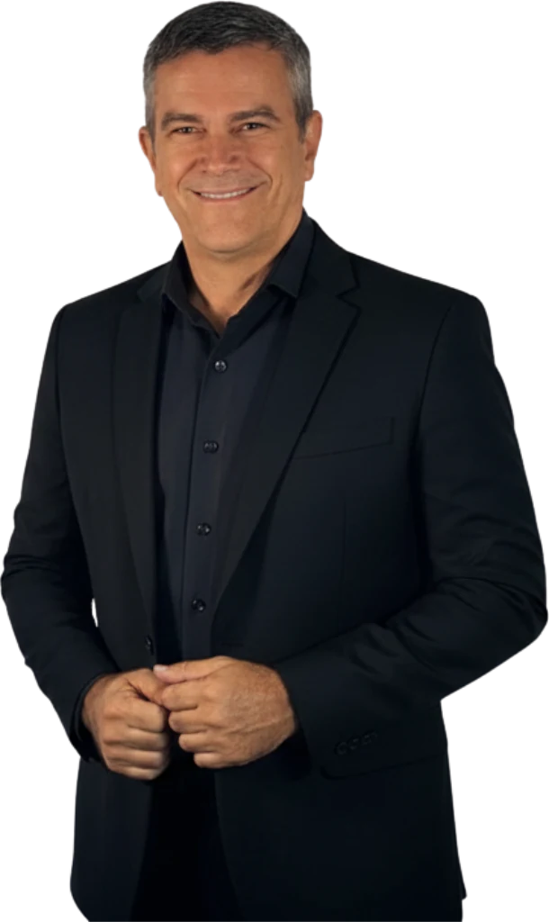 Professor Flávio Cesário em traje social