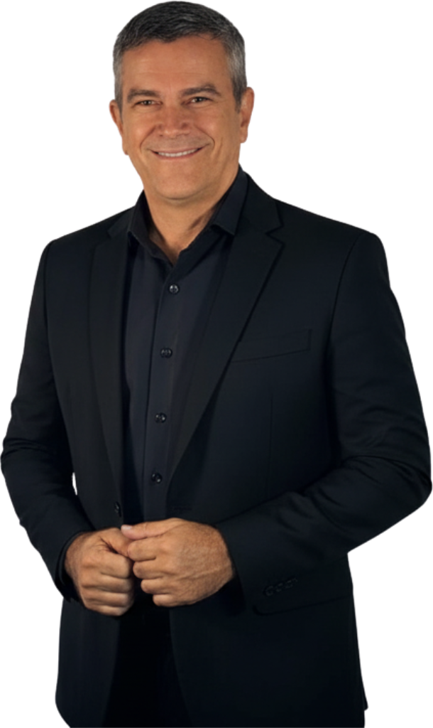 Professor Flávio Cesário em traje social