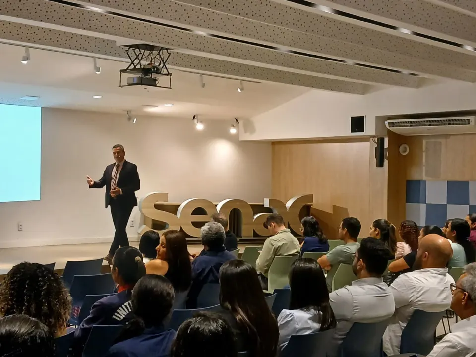 Flávio Cesário em palestra no auditório do Senac