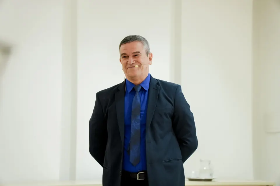 Flávio Cesário durante uma palestra