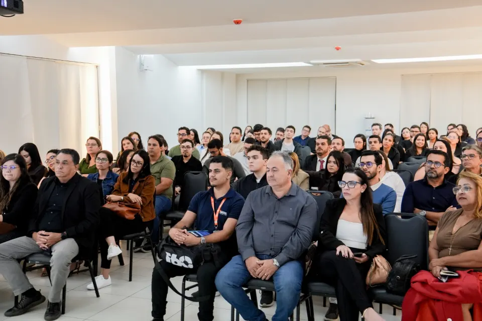 Público acompanhando a palestra