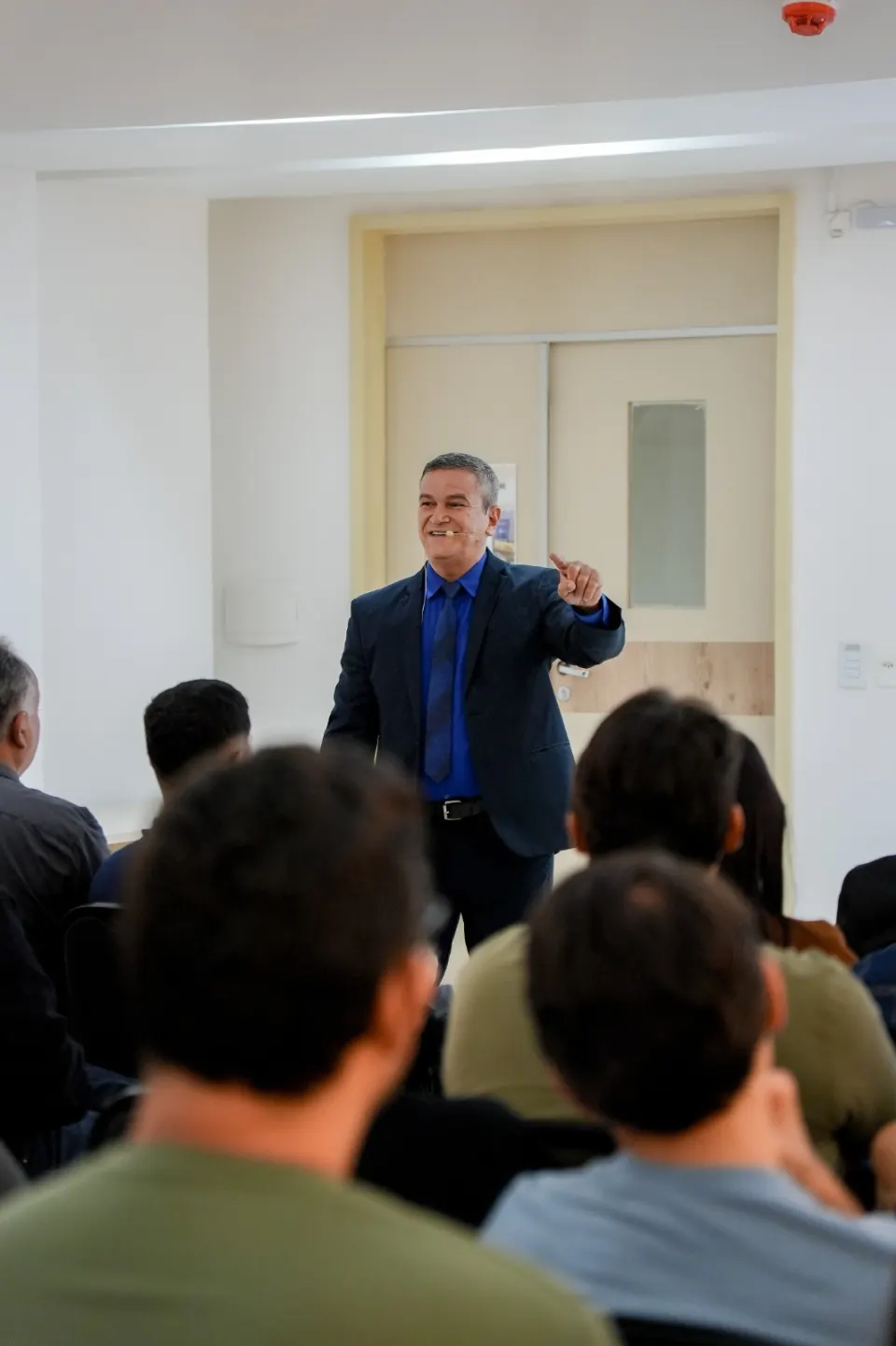 Professor interagindo com os participantes