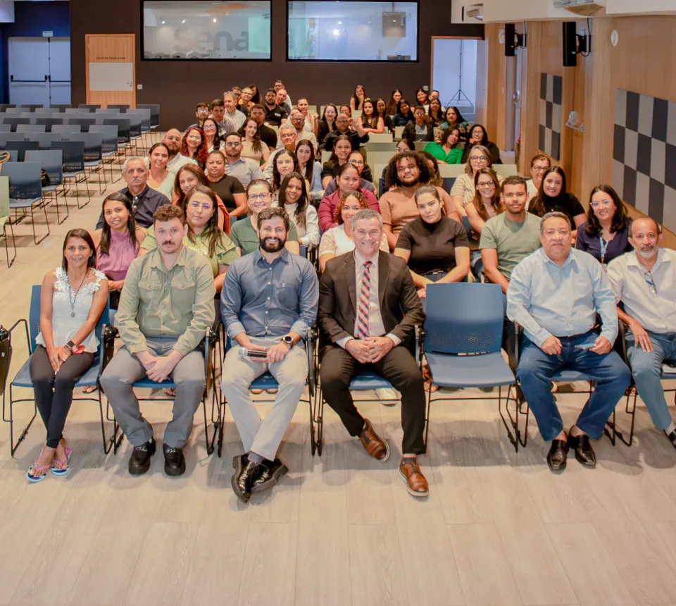 Flávio Cesário reunido com os participantes no Senac