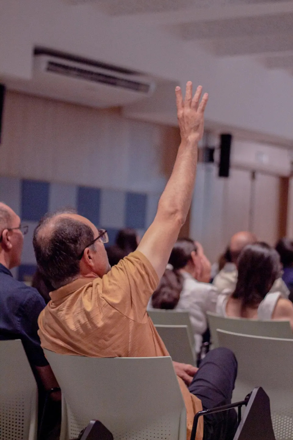 Participante levantando a mão durante o encontro