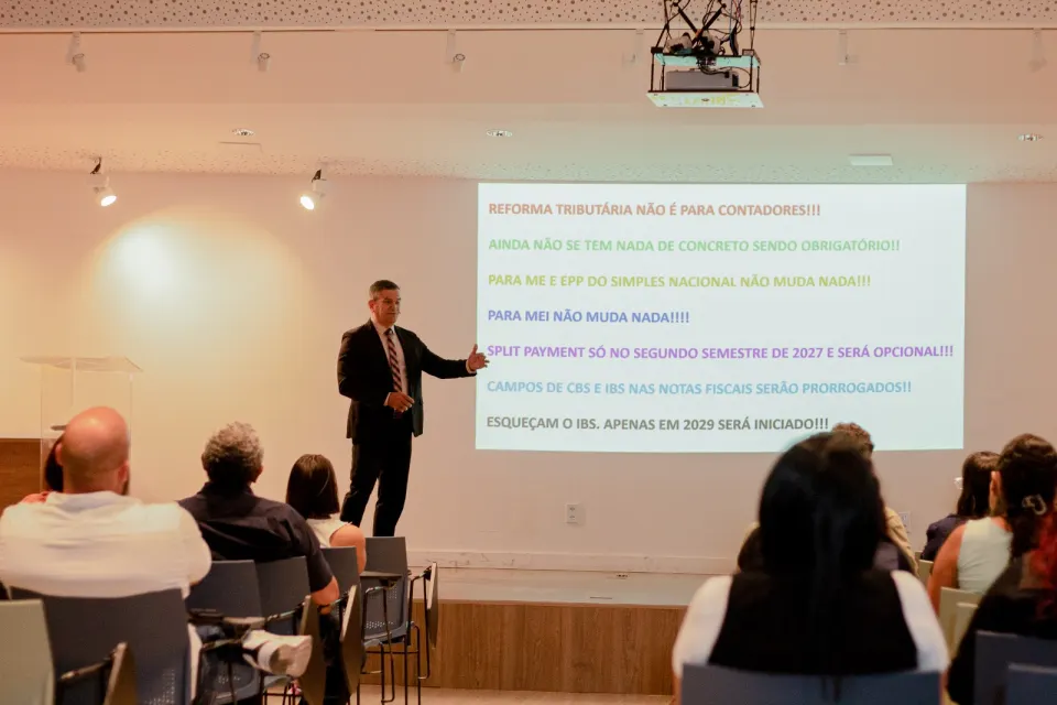 Professor apresentando conteúdo ao público