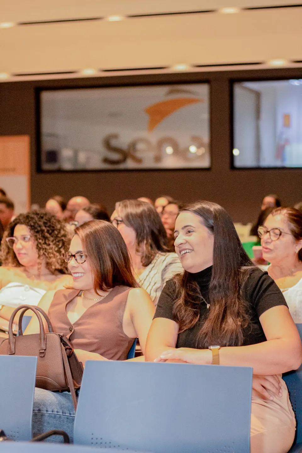 Participantes acompanhando a apresentação no Senac