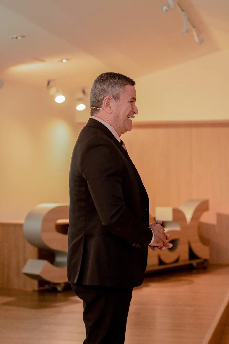 Flávio Cesário conversando com o público