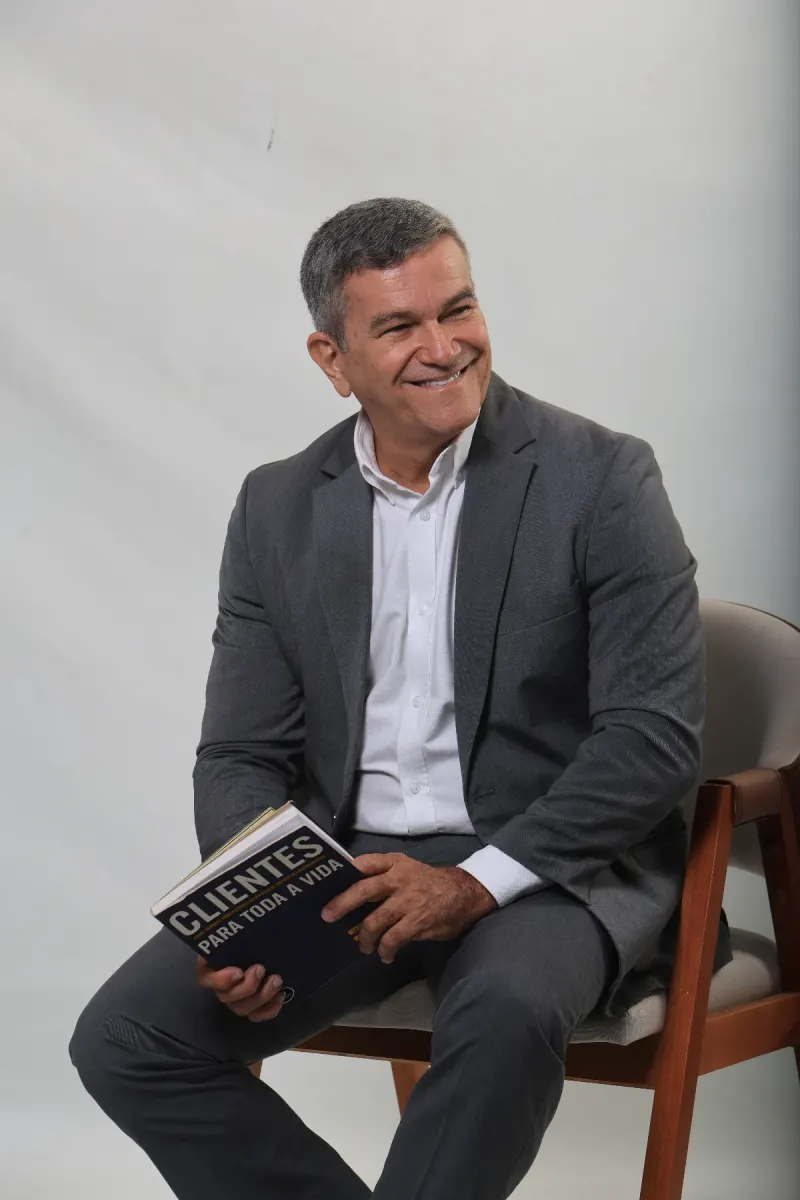 Professor Flávio Cesário com um livro nas mãos