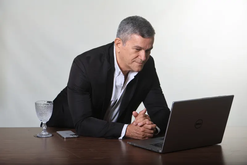 Flávio Cesário trabalhando em seu notebook